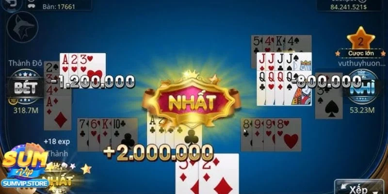 Kết hợp giữa việc giữ bài và đánh ra bộ bài mạnh hợp lý